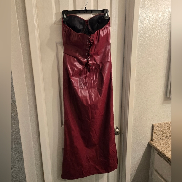 Elegant Burgundy Strapless Dress - Picture 5 of 10